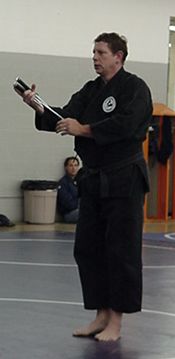 Sensei Hugh Cassidy w Sai